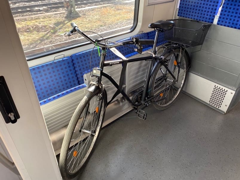 Fahrrad mit befestigter GoPro in einer S-Bahn.
